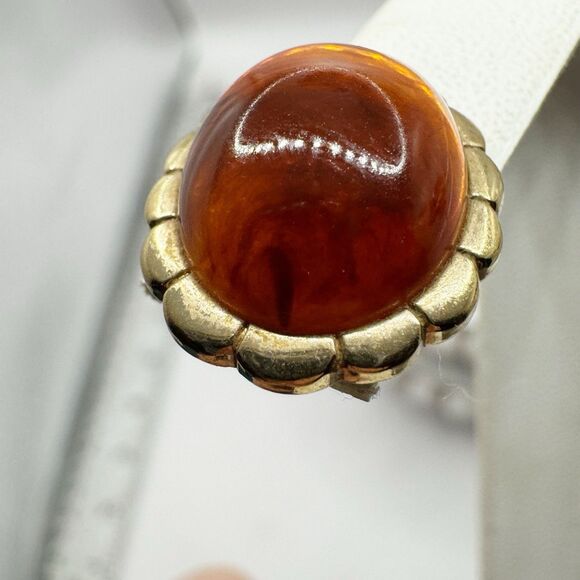 Vintage Amber Lucite Oval Scalloped Frame Cabochon Stud Earrings Gold Tone - Picture 2 of 8